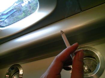 新幹線の喫煙室にて